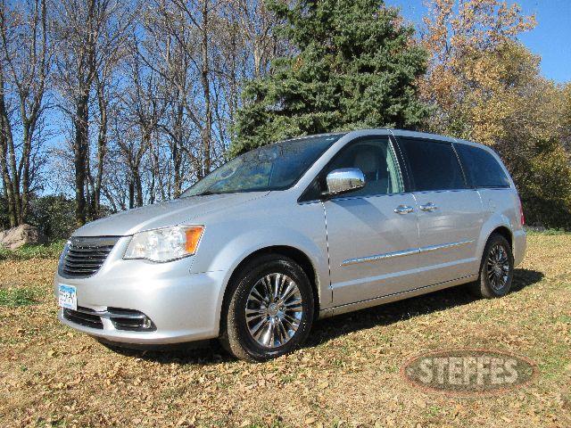 2011 Chrysler Town - Country Edition_0.JPG